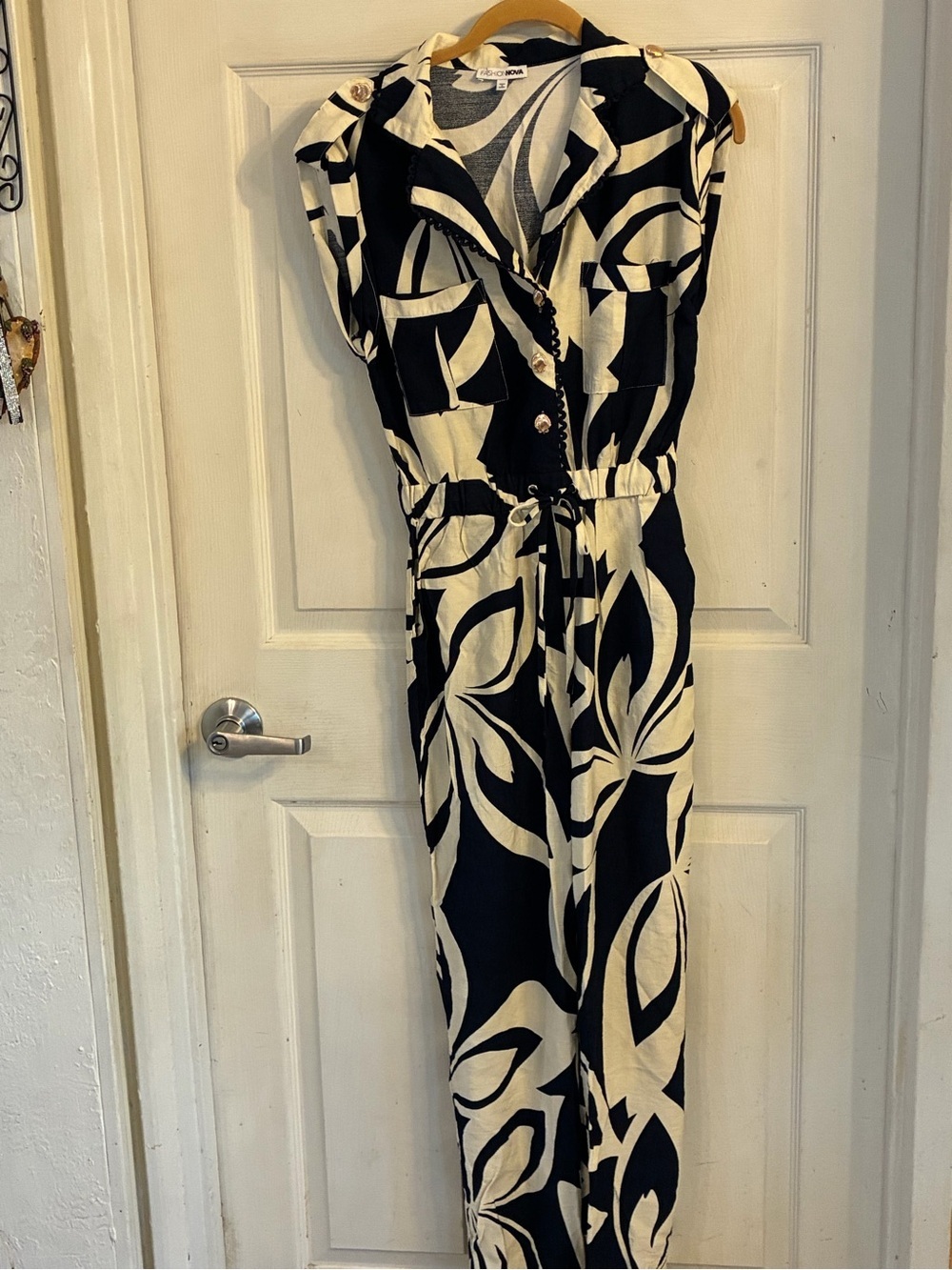 Fashion Nova Women’s Black & White Leaf-Print Sleeveless Jumpsuit, Size: S
